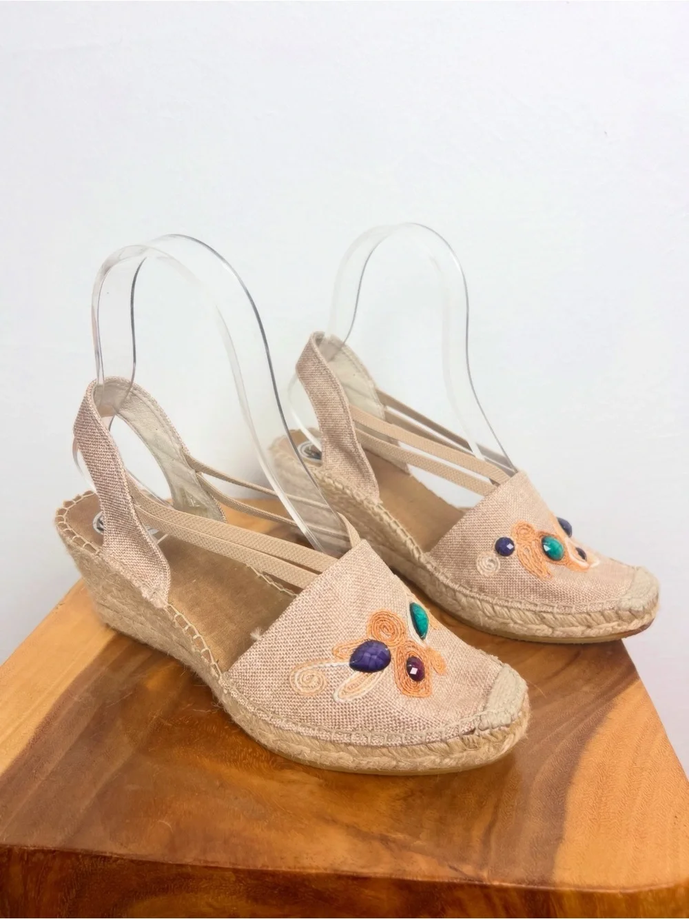 VIDORETTA Women’s Embroidered & Jeweled Tan Espadrille Wedge Sandals 39 8.5